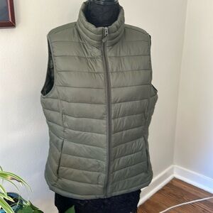 AMAZON ESSENTIALS  Women's Dark Green Puffer Vest